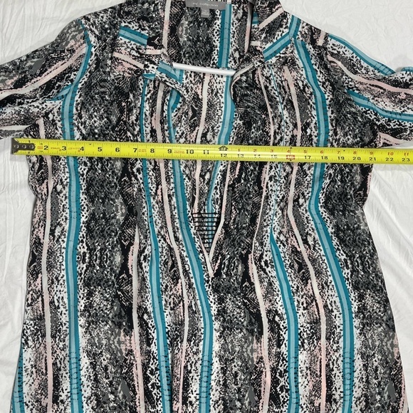 NY Collection animal print hook & eye half closure blouse women’s size M - Picture 9 of 13